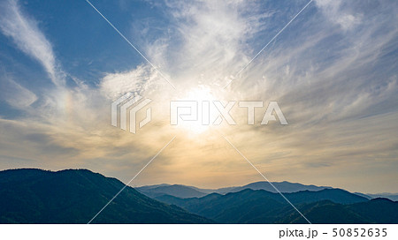山に沈む夕日　空撮 50852635