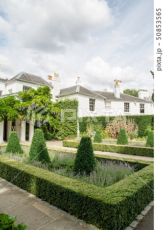 藤棚の付いた白壁の建物と綺麗に手入れされた庭 イギリス郊外の公園にて 藤棚の付いた白壁の建物と綺麗に手入れされた庭 イギリス郊外の公園にて 50853565