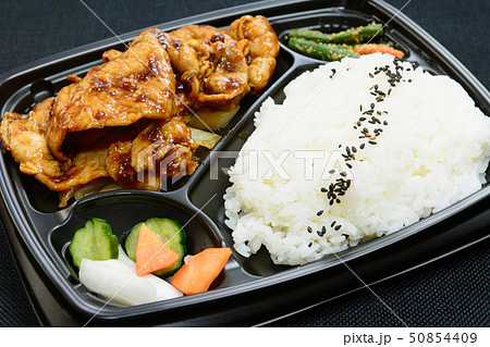 おいしい豚ロース肉しょうが焼き弁当 50854409