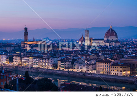 イタリア　ミケランジェロ広場から見下ろす夕闇フィレンツェの街並み 50857870