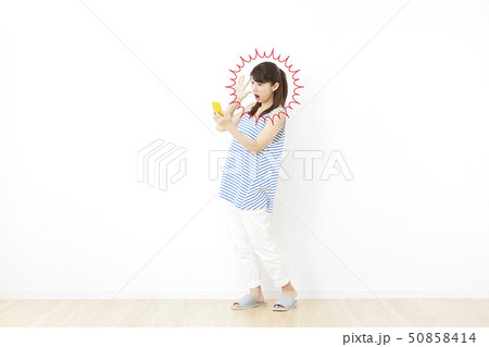 女性　驚き 50858414