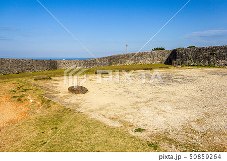一の郭 建物跡の礎石　座喜味城 沖縄 50859264