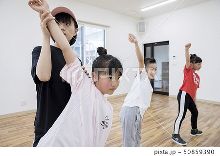 キッズダンス教室　ダンスレッスンシーン 50859390