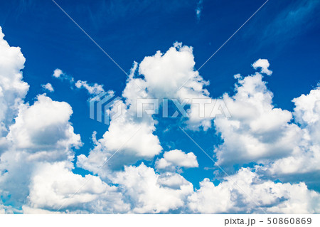 青空と雲　ふわふわの雲 50860869