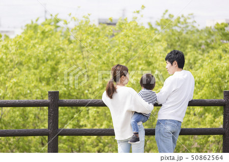 若い家族の後ろ姿 50862564