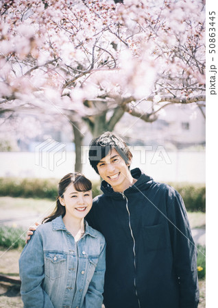 桜　春　カップル　夫婦 50863445