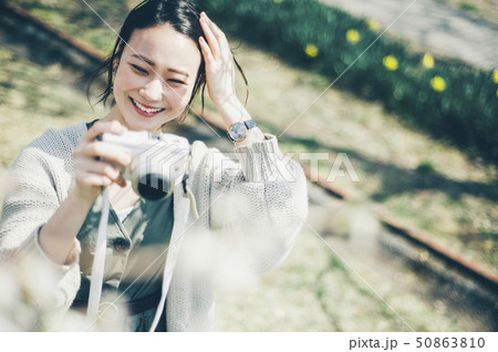 桜　春　女性　写真を撮る 50863810