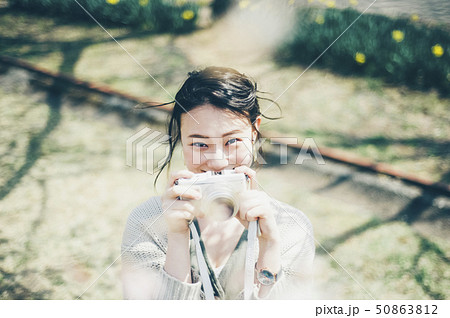 桜　春　女性　写真を撮る 50863812