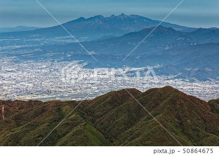 御坂山地・鬼ヶ岳から見る甲府盆地の街並みと八ヶ岳連峰 御坂山地・鬼ヶ岳から見る甲府盆地の街並みと八ヶ岳連峰 50864675