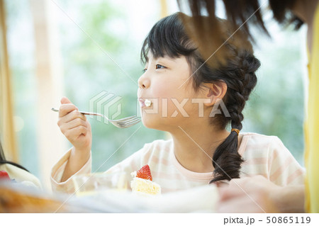 ケーキを食べる女の子 ケーキを食べる女の子 50865119