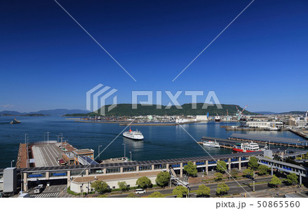高松港と屋島、入港する小豆島フェリー 高松港と屋島、入港する小豆島フェリー 50865560