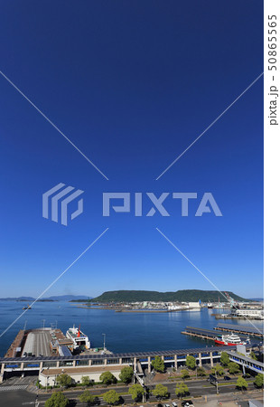 高松港のフェリー乗り場を出港する国際フェリー（背景は屋島） 50865565