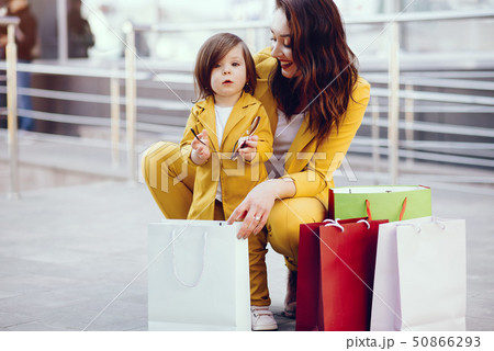 Mother and daughter with shopping bag in a city Mother and daughter with shopping bag in a city 50866293