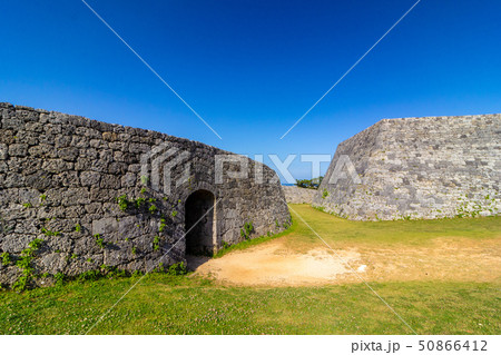 青空と城壁 座喜味城跡 50866412