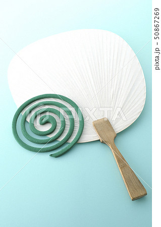 団扇と蚊取り線香 50867269