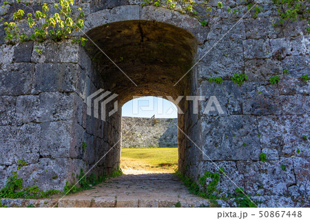 アーチ門二の郭へ 座喜味城 50867448