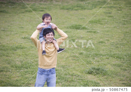肩車する若い父親、育児イメージ 50867475