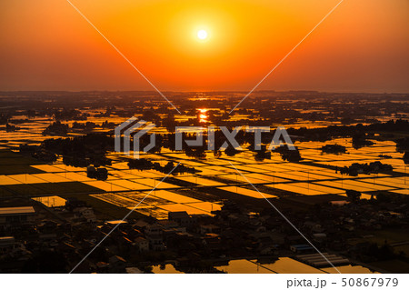 《富山県》富山の絶景・広大な水田に映る夕景 《富山県》富山の絶景・広大な水田に映る夕景 50867979