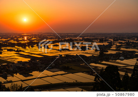 《富山県》富山の絶景・広大な水田に映る夕景 《富山県》富山の絶景・広大な水田に映る夕景 50867980