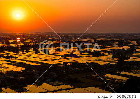 《富山県》富山の絶景・広大な水田に映る夕景 《富山県》富山の絶景・広大な水田に映る夕景 50867981