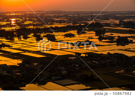 《富山県》富山の絶景・広大な水田に映る夕景 《富山県》富山の絶景・広大な水田に映る夕景 50867982