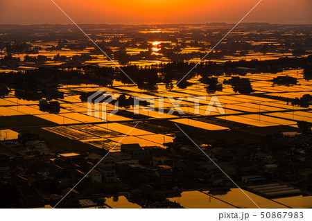 《富山県》富山の絶景・広大な水田に映る夕景 《富山県》富山の絶景・広大な水田に映る夕景 50867983