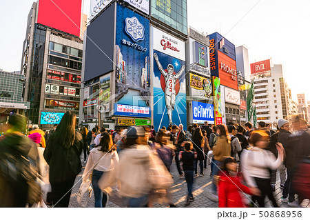 大阪府 道頓堀 戎橋の雑踏の写真素材