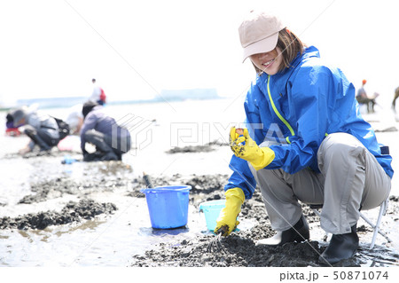 潮干狩りを楽しむ若い女性 50871074
