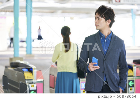 若い男性 駅 改札 撮影協力「京王電鉄株式会社」 若い男性 駅 改札 撮影協力「京王電鉄株式会社」 50873054