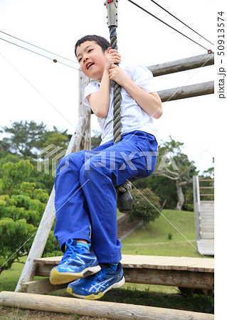 アスレチックを楽しむ子供たち アスレチックを楽しむ子供たち 50913574