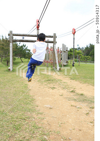 アスレチックを楽しむ子供 アスレチックを楽しむ子供 50914317