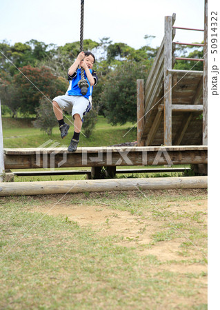 アスレチックを楽しむ子供 アスレチックを楽しむ子供 50914322