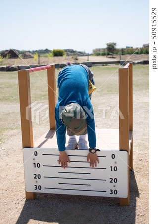 立位体前屈をする男の子 50915529