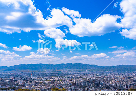 京都府 京都市街を一望 青い空白い雲の写真素材