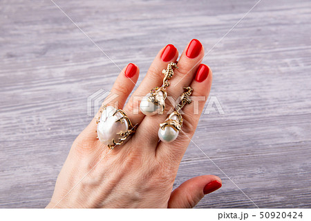 The combination of gold and pearls successfully The combination of gold and pearls successfully 50920424