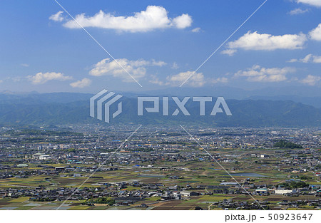 三豊平野西部を北から南へ俯瞰する（三豊市豊中町から観音寺市大野原町、豊浜町にかけて） 50923647