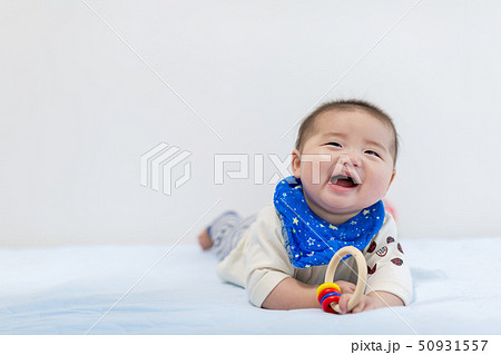 うつ伏せの新生児 50931557