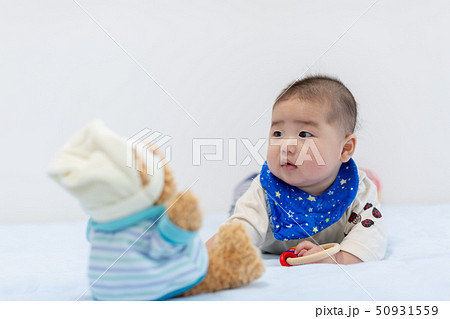 うつ伏せの新生児 50931559