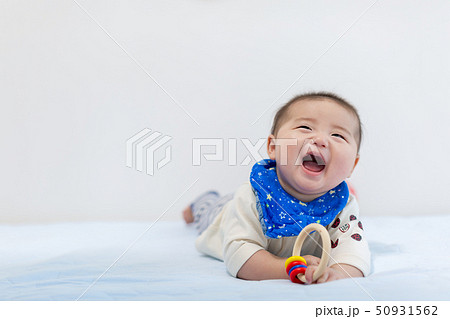 うつ伏せの新生児 50931562
