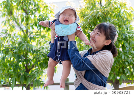 新緑の中楽しむ親子 50938722