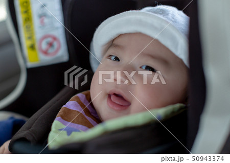 チャイルドシートに座る赤ちゃん 50943374
