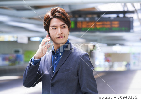 若い男性 駅のホーム 撮影協力「京王電鉄株式会社」 若い男性 駅のホーム 撮影協力「京王電鉄株式会社」 50948335