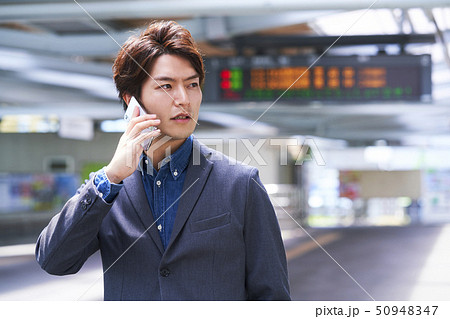 若い男性 駅のホーム 撮影協力「京王電鉄株式会社」 若い男性 駅のホーム 撮影協力「京王電鉄株式会社」 50948347