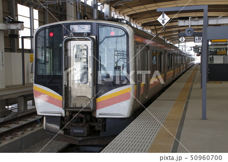 新潟駅に停車中の信越本線E129系（回送列車） 50960700