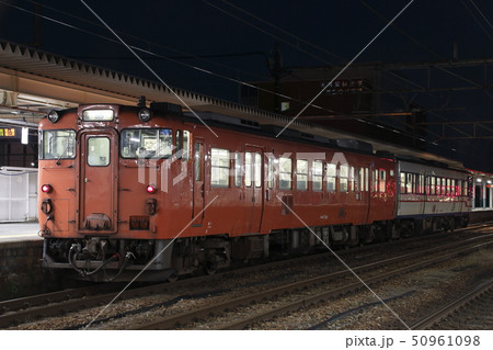 新津駅に停車中の磐越西線キハ47（首都圏色） 50961098