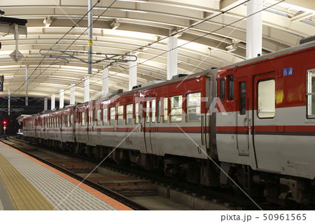 新潟駅に停車中の磐越西線キハ40・47(新新潟色/4両) 新潟駅に停車中の磐越西線キハ40・47(新新潟色/4両) 50961565