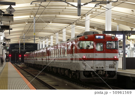 新潟駅に停車中の磐越西線キハ40・47（新新潟色／4両） 50961569