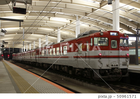 新潟駅に停車中の磐越西線キハ40・47(新新潟色/4両) 新潟駅に停車中の磐越西線キハ40・47(新新潟色/4両) 50961571