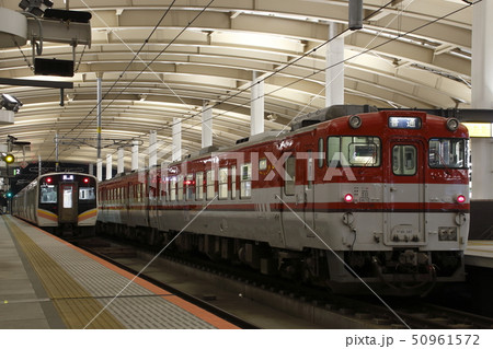 新潟駅に停車中の磐越西線キハ40・47(新新潟色/4両) 新潟駅に停車中の磐越西線キハ40・47(新新潟色/4両) 50961572