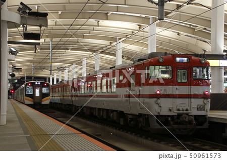 新潟駅に停車中の磐越西線キハ40・47(新新潟色/4両) 新潟駅に停車中の磐越西線キハ40・47(新新潟色/4両) 50961573